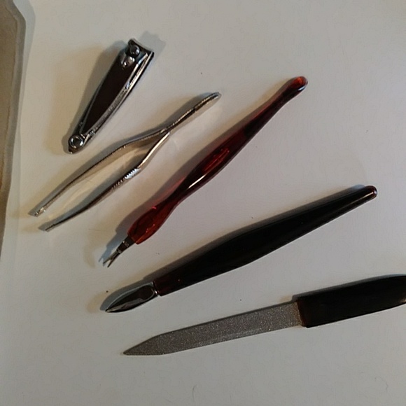 Oleg Cassini Tan Quilted manicure set - Picture 5 of 6